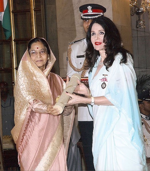 Devayani receiving the Padma Shri award